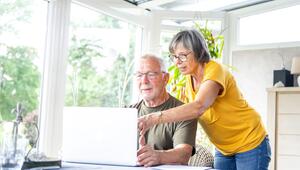 Ein älteres Paar vor einem Laptop