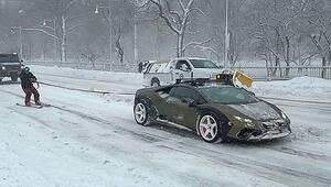 Lamborghini-Ski: Supersportwagen zieht Wintersportler durch Boston