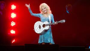 Dolly Parton bei einem Auftritt im Jahr 2014 - zu dieser Zeit legte sie auch ihren Begräbnislied ...