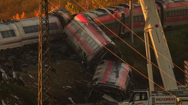 Nach dem Zusammenstoß zweier Züge in Spanien