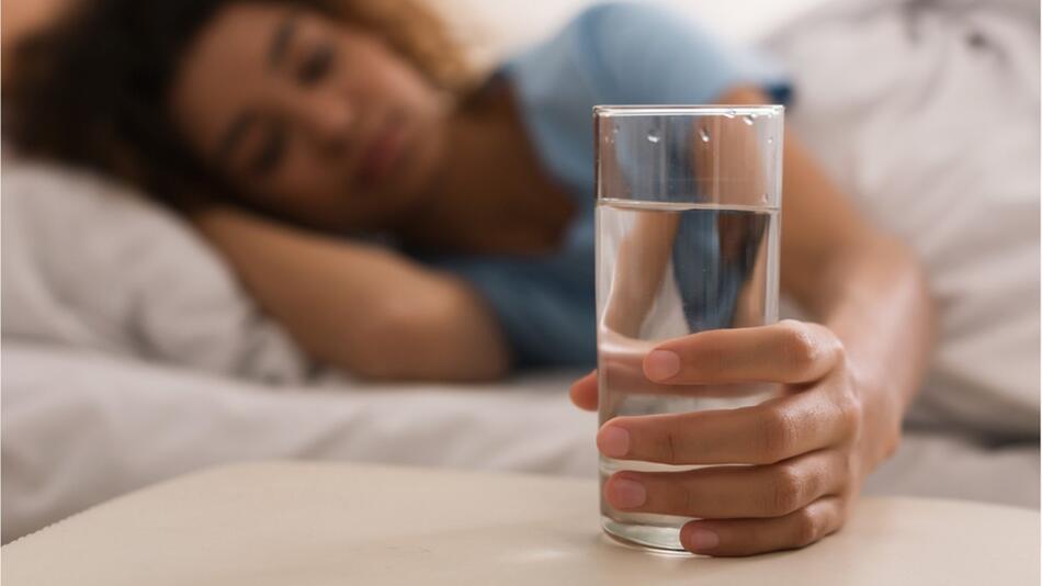 Darum sollten Sie nach dem Aufstehen ein Glas Wasser trinken