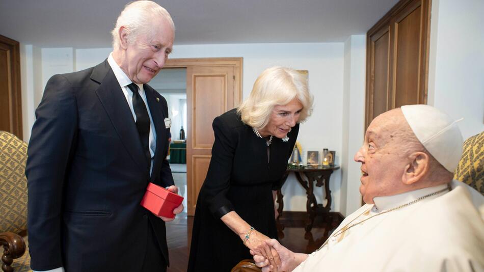 König Charles III. (l.) und Königin Camilla während eines Treffens mit Papst Franziskus.