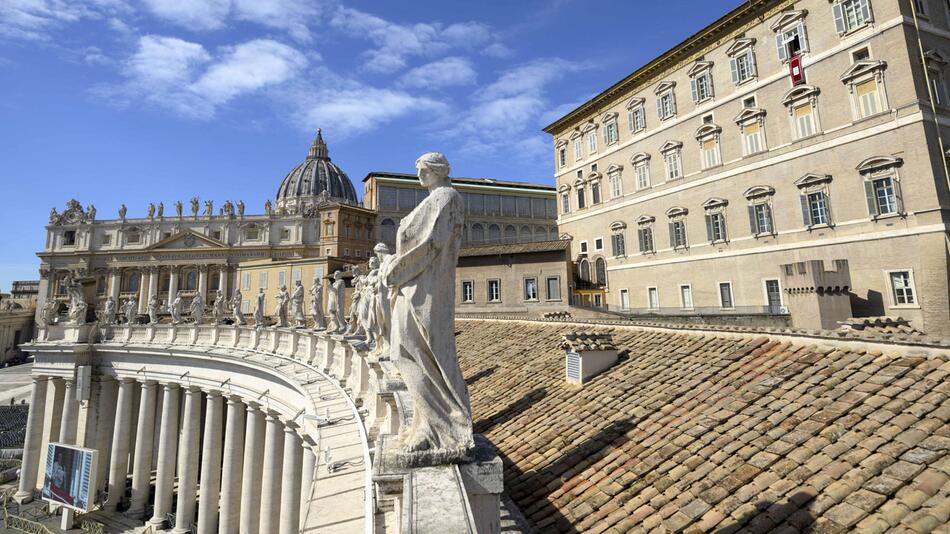 Blick auf die Fassade des Apostolischen Palasts in Rom
