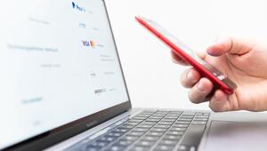 Eine Person tätigt einen Onlinekauf