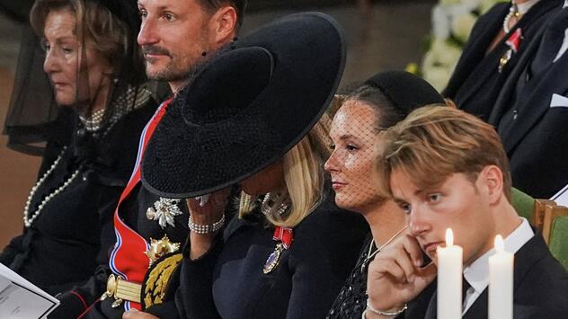 Emotionaler Moment in der Osloer Domkirche: Prinz Sverre Magnus kämpfte mit den Tränen. Neben ...