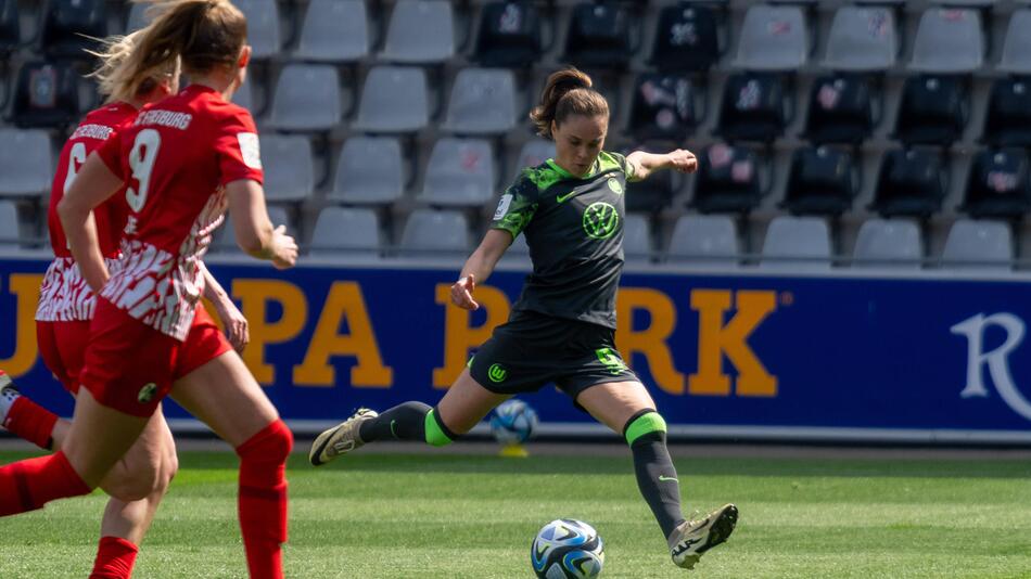 Ewa Pajor (VfL Wolfsburg) schießt aufs Freiburger Tor