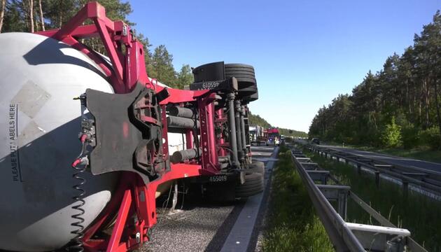 Umgekippter Tanklastzug blockiert A14 bei Schwerin: Gefahrguteinsatz für Feuerwehr