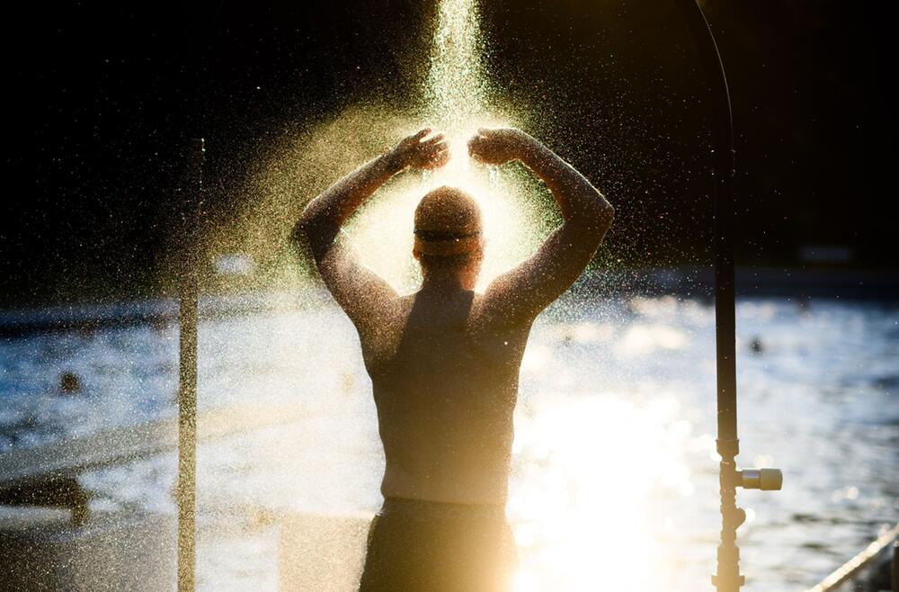 Ein Schwimmer duscht in Hannover