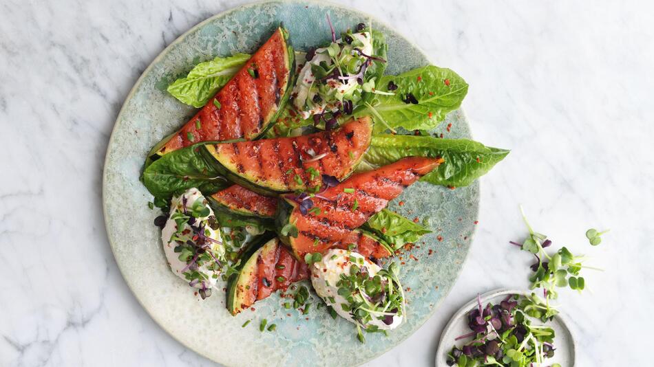 Gegrillte Wassermelone mit Ricotta-Kräuter-Nocken