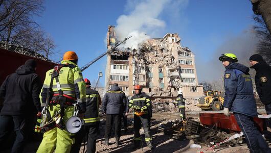 Rettungskräfte löschen ein Feuer in einem Wohnhaus in Ternopil