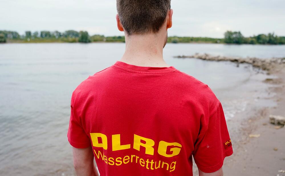 DLRG-Mitglied bei einer Rettungsübung