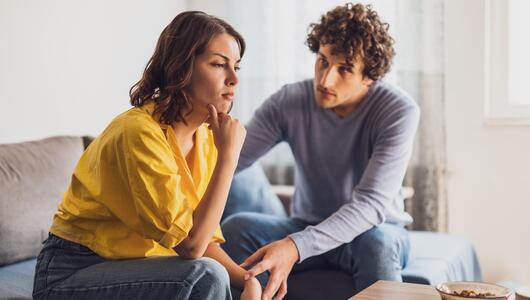 Pärchen streitend auf dem Sofa