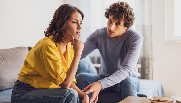 Pärchen streitend auf dem Sofa