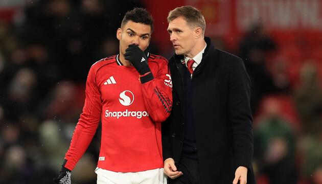 Casemiro (L) und Interimstrainer Darren Fletcher nach dem Pokal-Aus von ManUnited gegen Brighton.