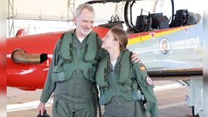 Stolzer Moment: König Felipe und Tochter Leonor nach einem gemeinsamen Formationsflug.