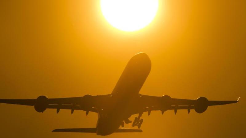 Flieger startet in der Abendsonne