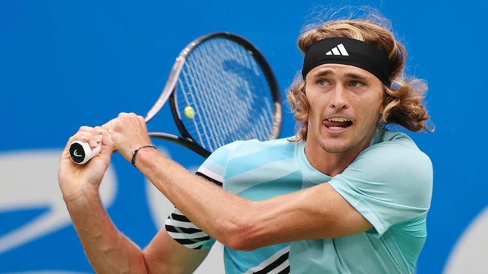 Alexander Zverev returniert im Duell mit Miomir Kecmanovic in Chengdu