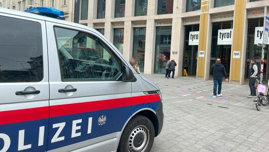 Auto der Polizei vor Signa-Komplex