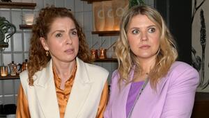 "GZSZ": Nina (l.) und Alicia wundern sich über den Service im Vereinsheim.