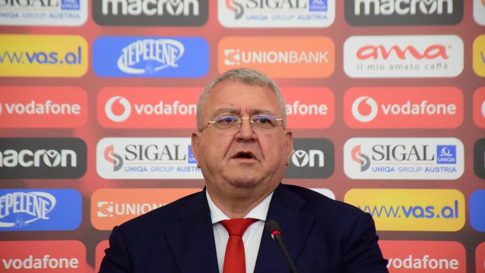 Armand Duka, Präsident des albanischen Fußballverbands, im Rahmen einer Pressekonferenz