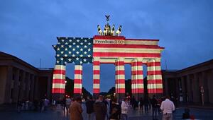Brandenburger Tor zum 250. US-Jahrestag in Rot-Weiß-Blau