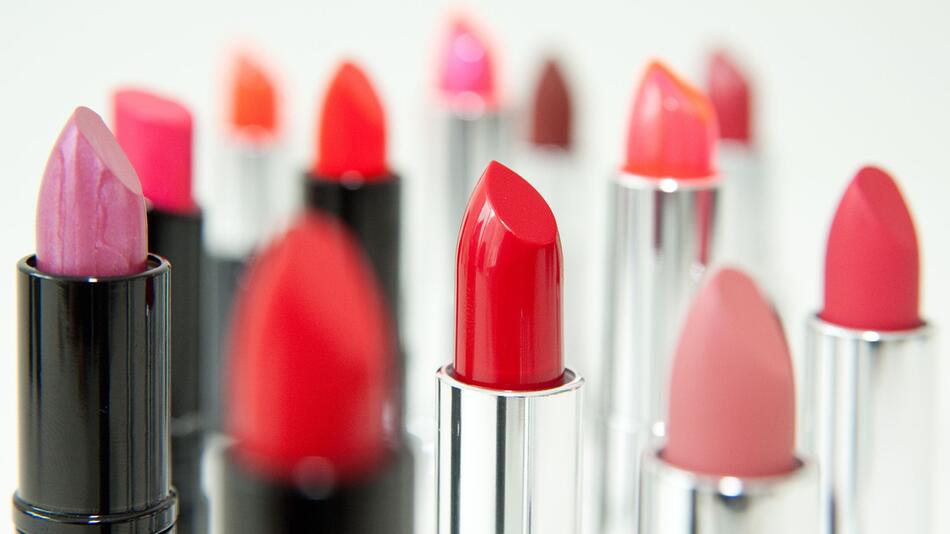Verschieden farbige Lippenstifte