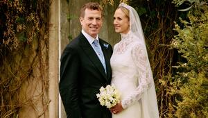 Peter Phillips und Harriet Sperling verliebt vor der Kirche.
