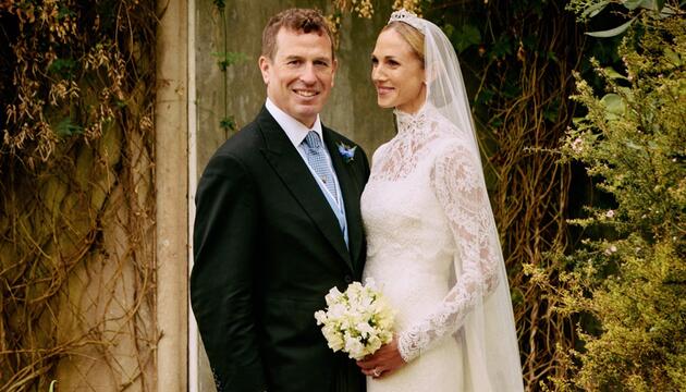 Peter Phillips und Harriet Sperling verliebt vor der Kirche.