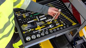 Eine ADAC-Mitarbeiterin entnimmt Werkzeug aus einer Schublade