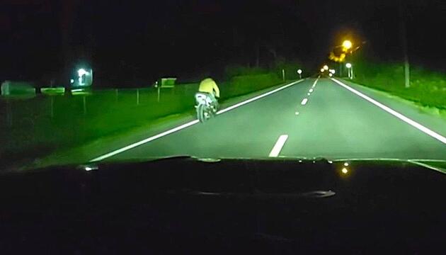 Im Schneckentempo auf dem Motorrad: Mann flieht vor Polizeikontrolle mit 24 km/h