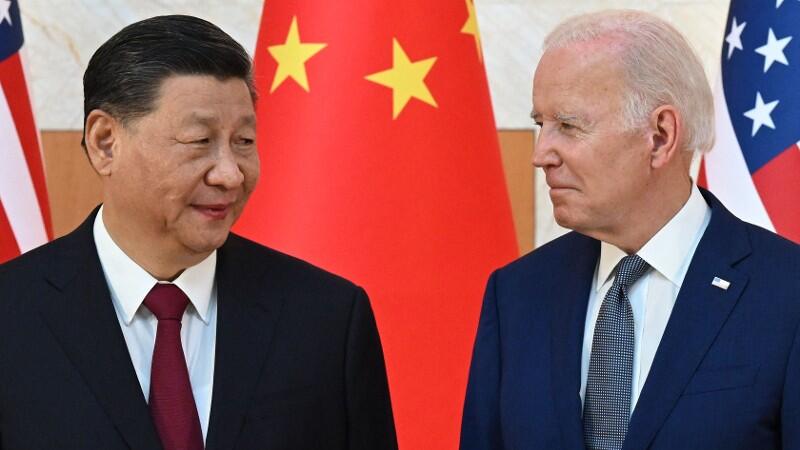 Chinas Staatspräsident Xi Jinping steht neben US-Präsident Joe Biden.