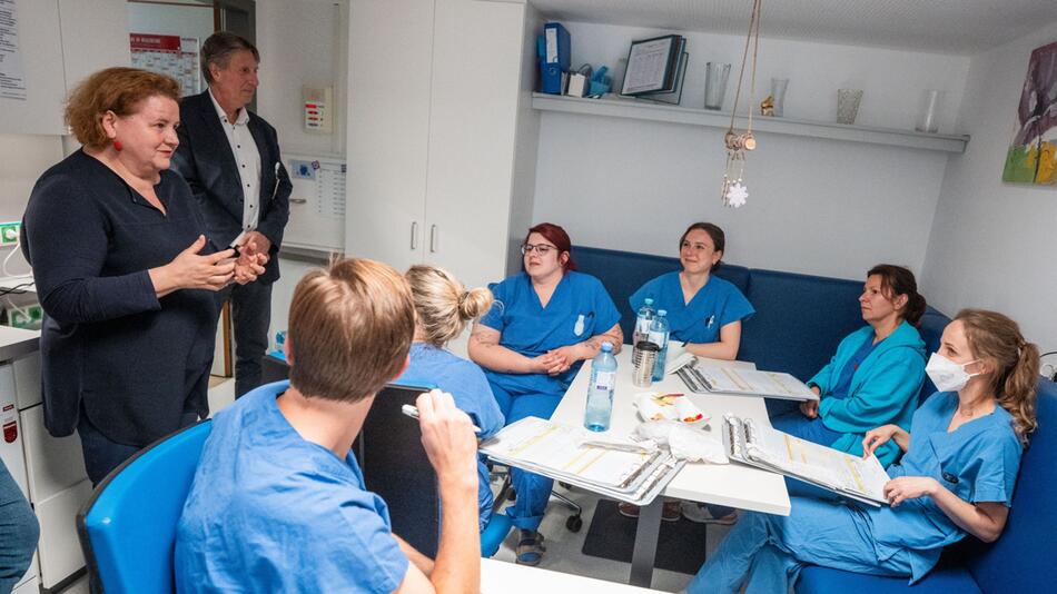 Schumann beim Besuch einer Pflegestation