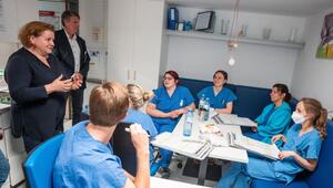 Schumann beim Besuch einer Pflegestation