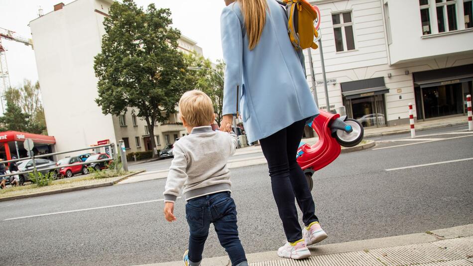 Mutter mit Kind im Straßenverkehr
