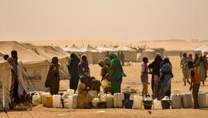 Vertriebene Menschen stehen in einer Schlange.