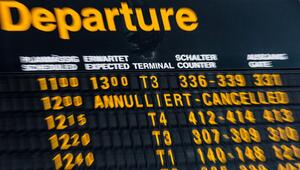 Annulliert-Cancelled steht auf einer Anzeigetafel am Flughafen