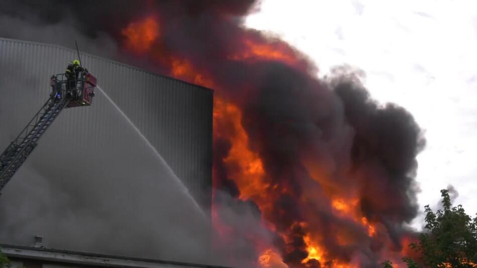 Großbrand in Karstädt: Haferflocken-Fabrik steht in Flammen