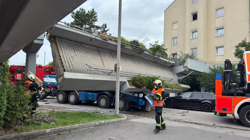 Die Brücke fiel auf den Lastwagen