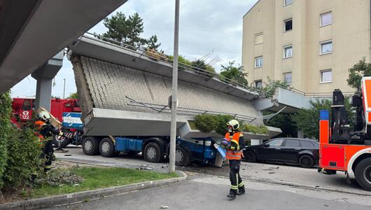 Die Brücke fiel auf den Lastwagen