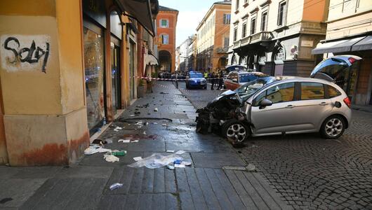 Auto fährt in Modena in Menschenmenge