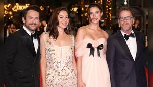 Charlie Day, Aubrey Plaza, Margaret Qualley und Ethan Coen (v.l.) posieren in Cannes auf dem ...