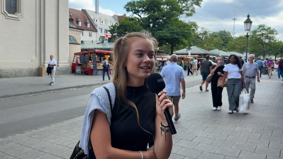 Passantin spricht in Mikrofon