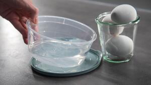 Eier liegen neben einer Schale Wasser