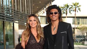 Heidi Klum strahlt mit ihrem Sohn Henry in die Kamera.