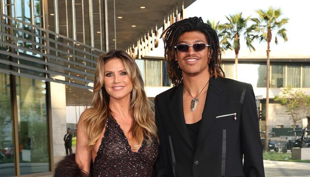 Heidi Klum strahlt mit ihrem Sohn Henry in die Kamera.