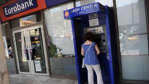 Frau hebt in Athen an einem Bankautomaten Geld ab