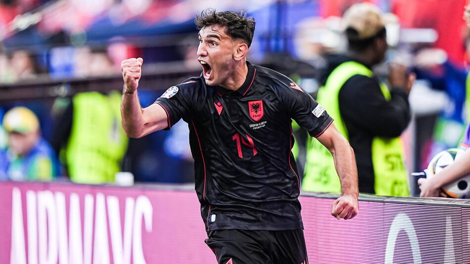 Albaniens Qazim Laci bejubelt seinen Treffer zum zwischenzeitlichen 1:0.