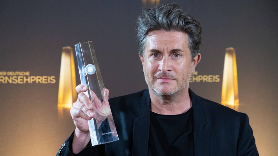 Einer der großen Gewinner beim Deutschen Fernsehpreis 2024: Mark Achterberg für Beste Regie ...