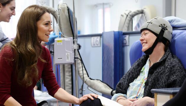 Prinzessin Kate (l.) während eines Besuchs im Royal Marsden Hospital in London in der ...