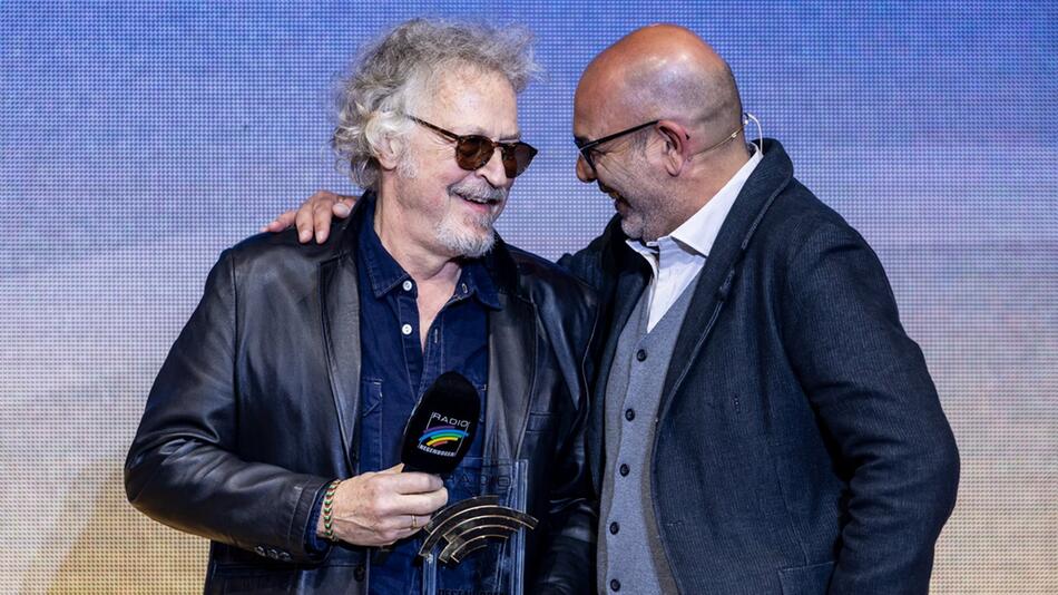 BAP-Gründer Wolfgang Niedecken (links) nahm seinen Award von Kabarettist und Kumpel Hannes ...